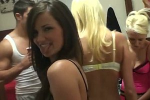 日本白嫩少妇bbw撒尿